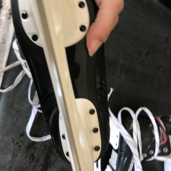 Bauer hockey skates like new - Picture 2 of 4